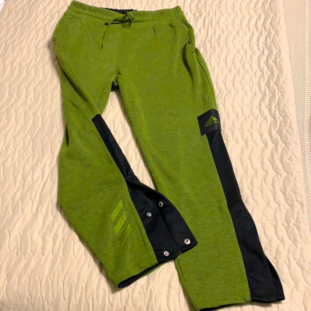 Adidas basketball club Capri sweatpants in Olive Green with black trim size L